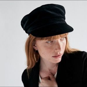 Janessa Leone Mattie hat